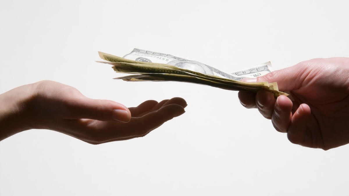 cho tiền người khác